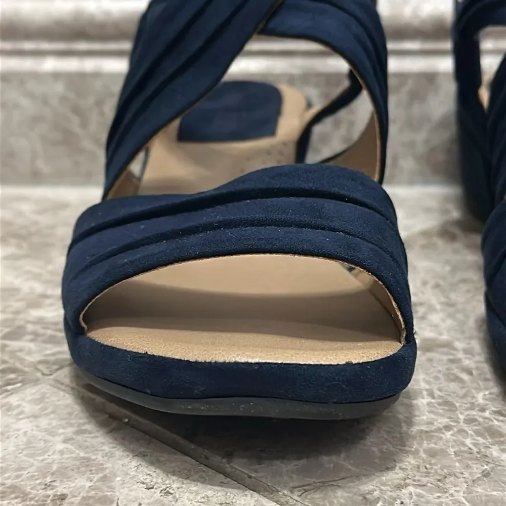 Me Too Yasmin Sandal Navy Size 7.5 Open Toe Chunky Heel Box Included